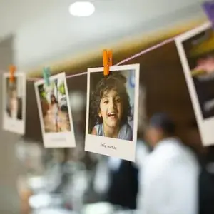 Kinderfotos hängen an einer Leine – Familienfotos digital sichern und aufbewahren