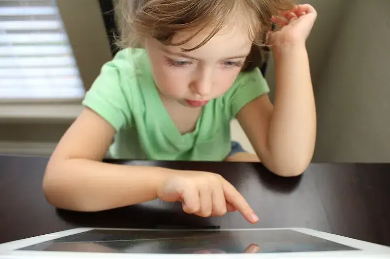 Grundschulkind lernt mit einer Lern-App auf dem Tablet