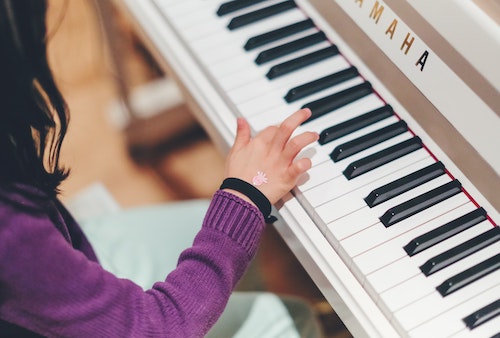 Die beliebtesten modernen Musikinstrumente für Kinder sind: E-Gitarre, Keyboard und E-Drums