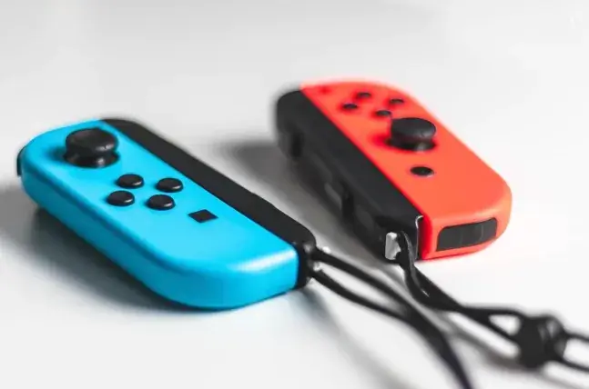 Blauer und roter Joy-Con Controller der Nintendo Switch – Spielekonsolen und Spiele für Kinder