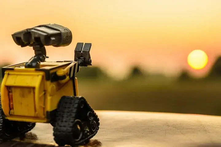 Gelber Spielzeugroboter im Abendlicht – Roboter für Kinder
