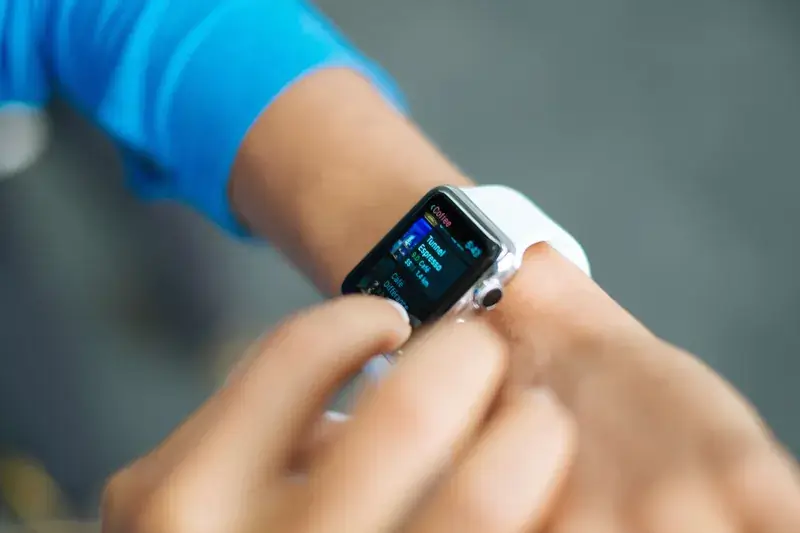 Kind bedient eine Smartwatch am Handgelenk – Telefonuhr und Fitnessuhr für Kinder